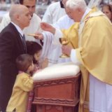バチカン教皇儀典室： 「跪いての舌での聖体拝領」を主張する文書