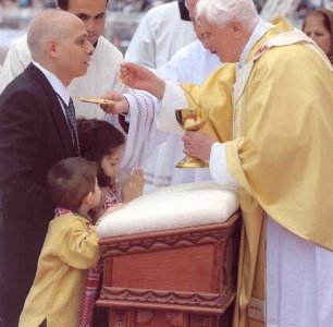 バチカン教皇儀典室： 「跪いての舌での聖体拝領」を主張する文書