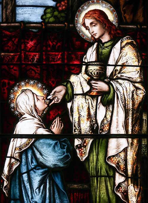 19世紀のステンドグラス「聖体を受けている聖母」。