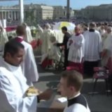 バチカンでの列聖式 | 跪いての舌での聖体拝領（2019年10月13日）